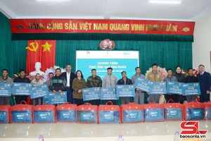 Trao kinh phí xây dựng nhà ở cho 12 hộ nghèo xã Yên Sơn