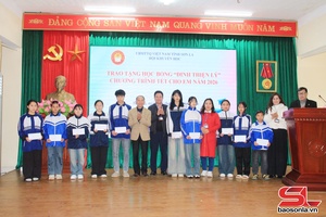 'Tặng 100 suất học bổng “Tết cho em” cho học sinh vượt khó hiếu học