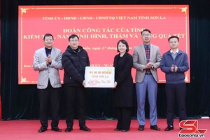 Đồng chí Chủ nhiệm Ủy ban Kiểm tra Tỉnh ủy nắm tình hình và tặng quà Tết tại xã Ngọc Chiến và Chiềng Lao