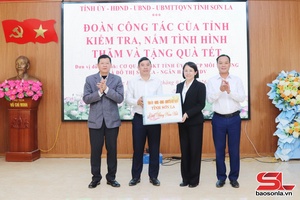 'Đồng chí Chủ nhiệm Ủy ban Kiểm tra Tỉnh ủy kiểm tra, nắm tình hình và tặng quà Tết khu vực Mường La