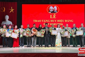 Phù Yên tổ chức Lễ trao Huy hiệu Đảng cho các đảng viên