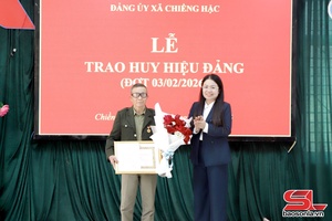 'Đảng ủy xã Chiềng Hặc trao tặng huy hiệu Đảng đợt 3/2
