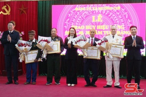 'Mường Cơi tổ chức Lễ trao Huy hiệu Đảng đợt 3/2 cho các đảng viên