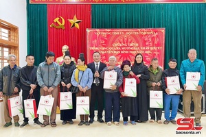 'Văn phòng Tỉnh ủy thăm, tặng quà Tết tại xã Mường Sại