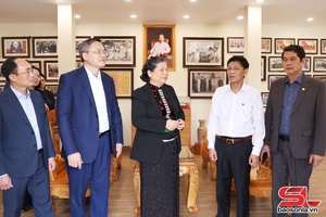  Đoàn công tác Hội đồng Dân tộc của Quốc hội thăm, chúc Tết đồng chí Tòng Thị Phóng