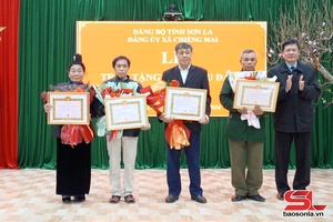 'Đảng ủy xã Chiềng Mai tổ chức Lê trao tặng Huy hiệu Đảng đợt 3/2 cho các đảng viên