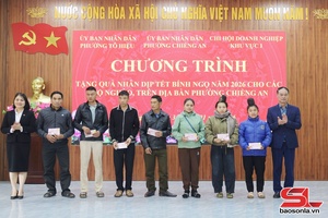 ' Trao tặng 100 suất quà cho hộ nghèo, hộ cận nghèo phường Chiềng An