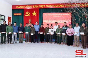 Đoàn công tác Hội đồng Dân tộc của Quốc hội và tỉnh Sơn La thăm, tặng quà Tết gia đình chính, hộ nghèo, người uy tín đồng bào dân tộc thiểu số