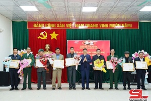 Đồng chí Giám đốc Sở Xây dựng trao Huy hiệu Đảng tại xã Muổi Nọi