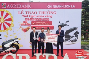 'Trao thưởng Chương trình “Tiết kiệm mùa vàng - No ấm bản làng”.