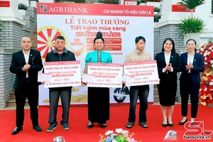 'Trao thưởng Chương trình “Tiết kiệm mùa vàng - No ấm bản làng”