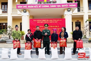 ' Đồn Biên phòng Chiềng Sơn chuyển trao quà Tết cho người dân và học sinh