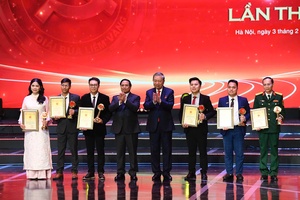 'Tổng Bí thư Tô Lâm dự Lễ tuyên dương Bí thư chi bộ xuất sắc và trao Giải Búa liềm vàng lần thứ X năm 2025