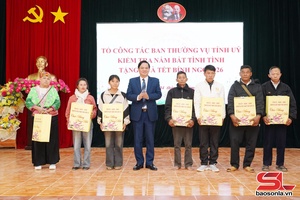 Đồng chí Phó Chủ tịch Thường trực Ủy ban MTTQ Việt Nam tỉnh nắm tình hình, tặng quà Tết các xã Co Mạ, Long Hẹ, Mường Bám và Nậm Lầu