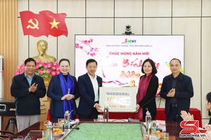 Đoàn đại biểu Quốc hội thăm, tặng quà chúc Tết một số cơ quan, đơn vị và đại biểu Quốc hội nghỉ hưu