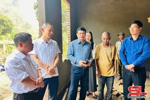 'Đồng chí Phó Chủ tịch UBND tỉnh kiểm tra tiến độ triển khai công tác xóa nhà tạm, nhà dột nát tại xã Muổi Nọi