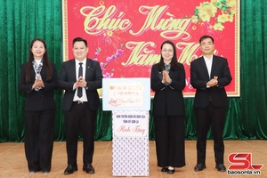 'Đồng chí Trưởng ban Tuyên giáo và Dân vận Tỉnh ủy nắm tình hình và tặng quà Tết xã Chiềng Sung và Tà Hộc