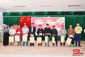 Đồng chí Trưởng ban Tuyên giáo và Dân vận Tỉnh ủy nắm tình hình và tặng quà Tết xã Phiêng Pằn, Tạ Khoa