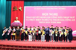 'Phường Tô Hiệu trao quyết định gọi công dân nhập ngũ và thực hiện nghĩa vụ Công an nhân dân