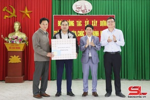 'Sở Xây dựng thăm, quà Tết cho hộ nghèo bản Pe, xã Bắc Yên