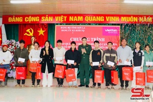 'Viettel thăm, tặng quà Tết hộ nghèo xã Suối Tọ