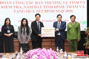 Đồng chí Phó Chủ tịch Thường trực Ủy ban MTTQ Việt Nam tỉnh thăm và tặng quà Tết xã Thuận Châu và một số đơn vị lực lượng vũ trang
