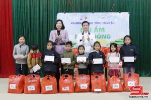 'Chương trình tình nguyện “Hơi ấm mùa đông” tại bản Háng Đồng