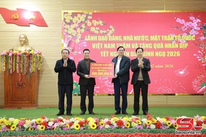 Bộ trưởng Bộ Nông nghiệp và Môi trường thăm, tặng quà tại tỉnh Sơn La