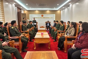 Bộ CHQS tỉnh Hủa Phăn thăm, chúc tết xã Phù Yên