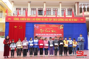 'Chương trình “Tết sum vầy”, trao quà cho học sinh có hoàn cảnh khó khăn