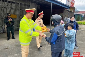 'Cảnh sát giao thông phát nước uống, đồ ăn nhanh miễn phí trên các tuyến quốc lộ