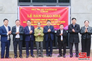 Quỹ “Vì người nghèo” tỉnh Sơn La bàn giao nhà cho hộ nghèo tại xã Song Khủa