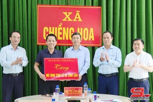 'Thanh tra tỉnh tặng quà xã Chiềng Hoa