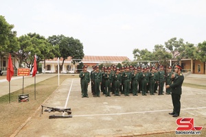 'Chiến sĩ mới “vượt nắng, thắng mưa, say sưa luyện tập”