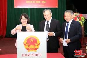 Đồng chí Trưởng Ban Tuyên giáo và Dân vận Tỉnh ủy dự khai mạc và bỏ phiếu tại tổ 3 Quyết Thắng và bản Giảng Lắc