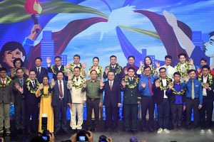 'Hòa Minzy cùng các gương mặt trẻ Việt Nam tiêu biểu năm 2025 rạng rỡ trên bục vinh danh