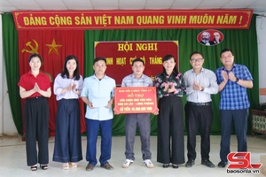 Đồng chí Trưởng ban Nội chính Tỉnh ủy dự sinh hoạt Chi bộ bản Co Lắc, xã Lóng Phiêng