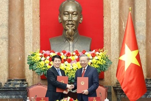 Bàn giao công tác giữa Tổng Bí thư, Chủ tịch nước Tô Lâm và nguyên Chủ tịch nước Lương Cường