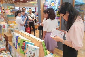 'Phê phán khuynh hướng sáng tác lệch lạc làm phương hại nền văn học, nghệ thuật cách mạng