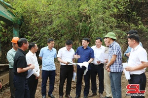 Đồng chí Đặng Ngọc Hậu, Phó Chủ tịch UBND tỉnh kiểm tra tiến độ dự án đường bản Nhôm - Hua Mi