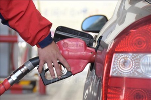 'Giá dầu tăng vọt 8%, vượt ngưỡng 100 USD/thùng