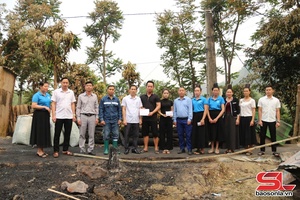 'UBMTTQ Việt Nam xã Mường La thăm hỏi động viên hộ gia đình bị cháy nhà