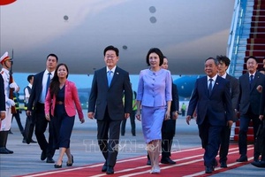 'Tổng thống Hàn Quốc Lee Jae Myung và phu nhân đến Hà Nội, bắt đầu thăm cấp Nhà nước tới Việt Nam