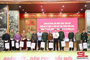 Đồng chí Chủ nhiệm Ủy ban Kiểm tra Trung ương thăm và tặng quà nhân dân tỉnh Sơn La