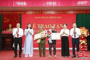 Đồng chí Trưởng ban Nội chính Tỉnh ủy trao Huy hiệu Đảng tại xã Chiềng Hặc