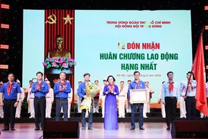 Đội Thiếu niên Tiền phong Hồ Chí Minh đón nhận Huân chương Lao động hạng Nhất