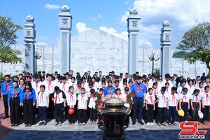 'Tỉnh đoàn dâng hương Đền thờ Bác Hồ tại Quảng trường Tây Bắc