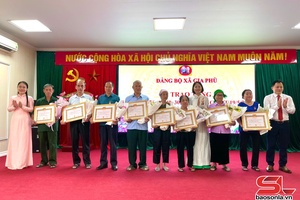 'Đảng bộ xã Gia Phù trao tặng Huy hiệu Đảng đợt 19/5