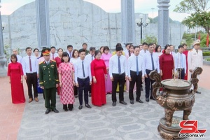 'Đảng ủy xã Chiềng Mung dâng hương Đền thờ Bác Hồ tại Quảng trường Tây Bắc