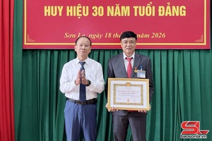 'Đảng ủy Sở Xây dựng trao tặng Huy hiệu Đảng đợt 19/5
